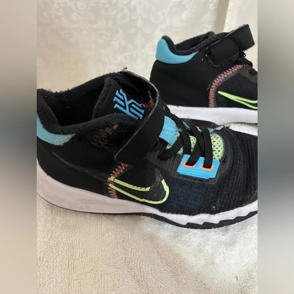 (46) Nike Kids Black and Blue Athletic Shoes 13C